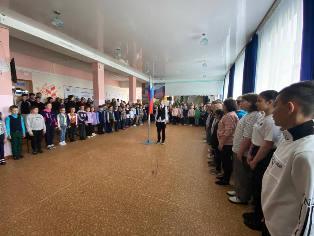 Учебная неделя в нашем центре образования началась с поднятия флага под гимн Российской Федерации..