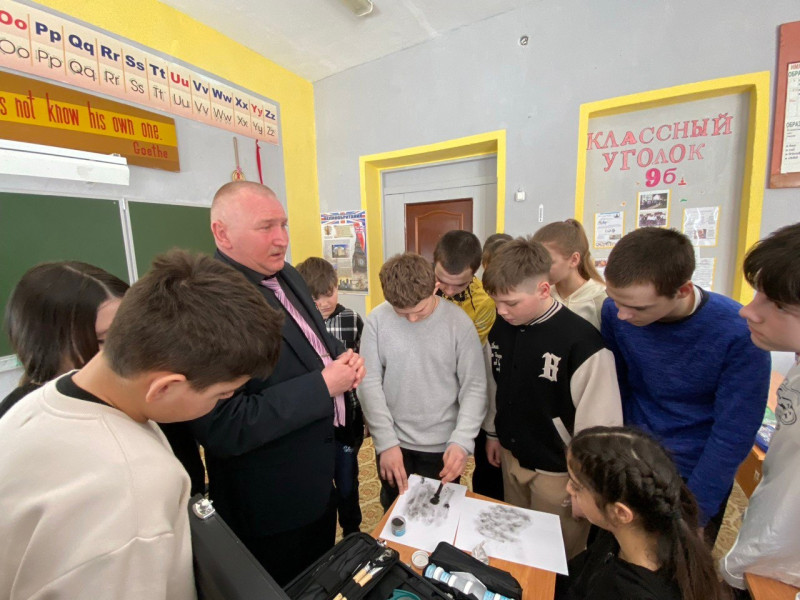 Для обучающихся 6, 9 и 11 классов прошло профориентационное мероприятие с сотрудниками ОМВД России по Веневскому району.